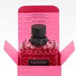 Flacone di profumo Valentino rosa in confezione elegante con all'interno un codice per la registrazione.