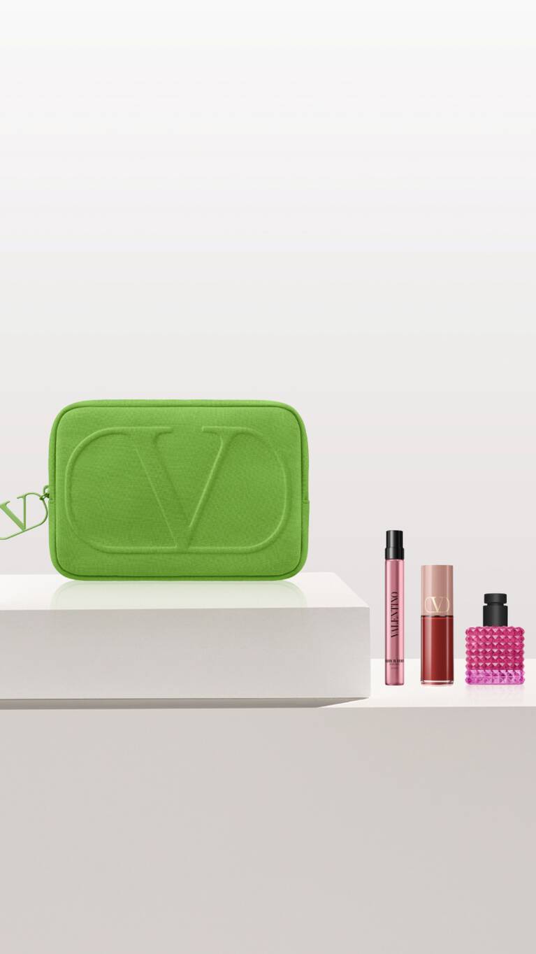 Un beauty case verde con il logo 'CD' accanto a tre prodotti di bellezza in un contesto elegante e minimalista.