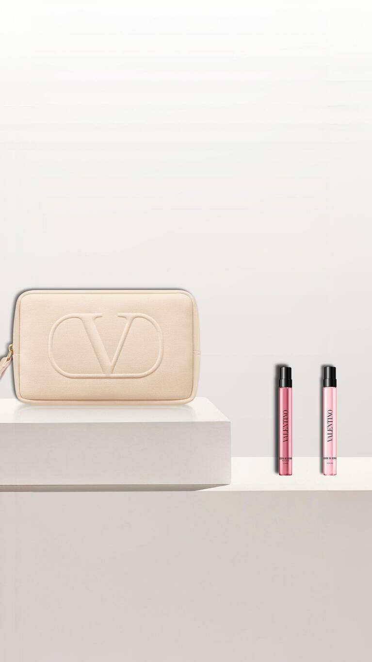 Un beauty case verde con il logo 'CD' accanto a tre prodotti di bellezza in un contesto elegante e minimalista.