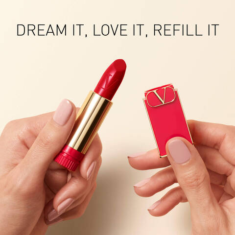 Eine Person halt einen roten Lippenstift in der einen Hand und eine Nachfullpatrone in der anderen, mit dem Slogan "DREAM IT, LOVE IT, REFILL IT" daruber.