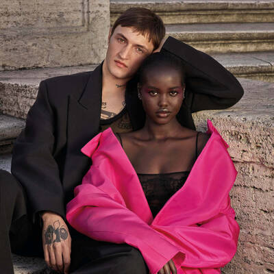 Due Valentino beauty models appoggiate l'una all'altra.