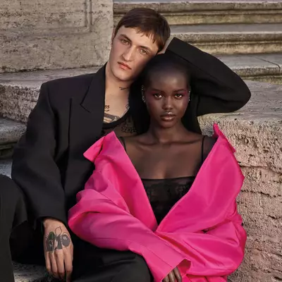 Zwei Valentino beauty models lehnen aneinander.