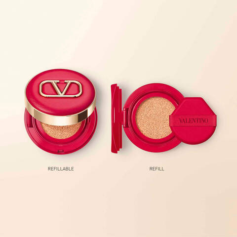 Rotes Lippenstift-Design mit dem Schriftzug "CV" und einer Nachfulloption daneben.